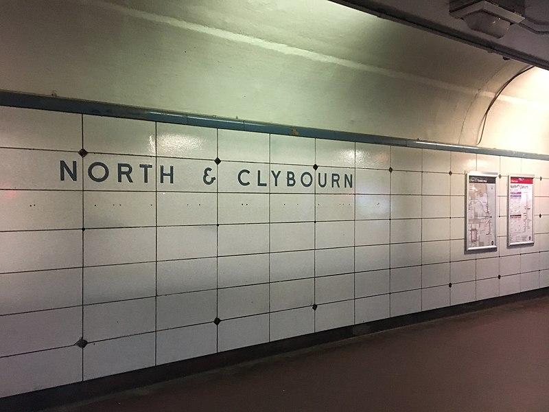 File:Old tile lettering style at North and Clybourn (26624899339).jpg