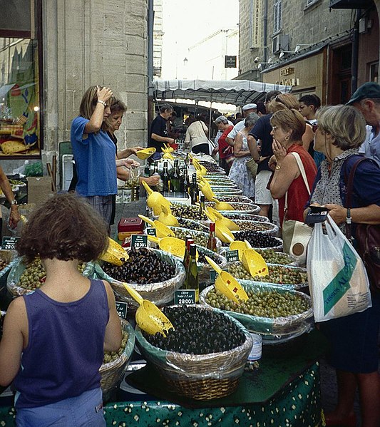 File:Olives au marché de Carpentras.jpg