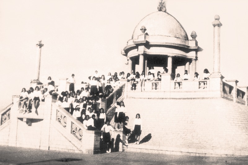 File:Om Mandali group on an outing at Clifton beach Karachi.tif