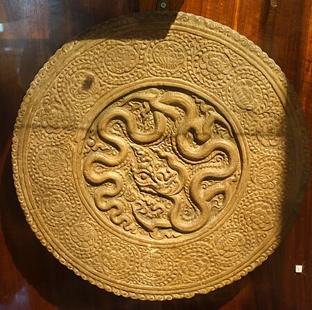 Tập_tin:Ornamental_round_block_with_dragon_and_string_of_chrysanthemums_carved_in_relief,_Chuong_Son_tower,_Ngo_Xa_pagoda,_Nam_Dinh,_1105-1117_AD,_stone_-_Vietnam_National_Museum_of_Fine_Arts_-_Hanoi,_Vietnam_-_DSC04764.JPG