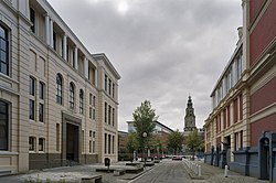 De Kruitstraat tussen het Praedinius Gymnasium en de Stadsschouwburg, waar ongeveer het midden van het gebouw was