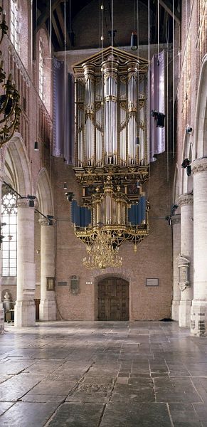 File:Overzicht van het Van Hagerbeer-orgel aan de westgevel met geopende luiken - Leiden - 20532591 - RCE.jpg