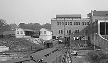 Philadelphia and Western platforms in white livery behind the 69th Street Terminal with the Market Street El train in the foreground, c. 1908 P&W69thStTerminus1908.jpg