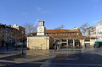 Place d'Aligre avec la Petite Mairie et, en arrière-plan, le marché Beauvau ; la rue d'Aligre passe entre les deux bâtiments.