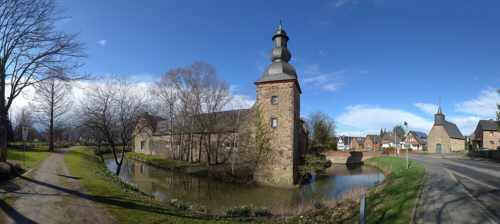 Panorama Burg Birgel mit Kapelle