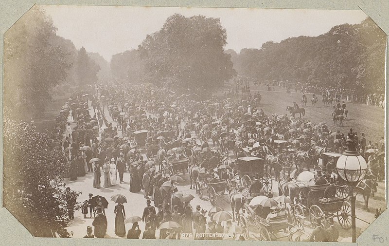 File:Paardenkoetsen en toeschouwers op Rotten Row in Londen, RP-F-F01134-P.jpg