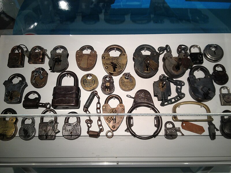 File:Padlocks collection 02.jpg