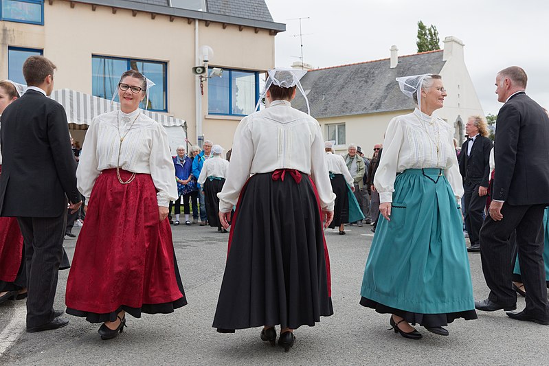 File:Paimpol - Festival du chant de marin 2017 - Danses bretonnes - 004.jpg