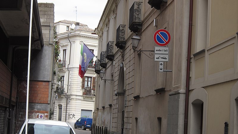 File:Palazzo Alemanni Presidenza Giunta regione Calabria - panoramio.jpg