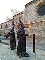 Estatua de nazarenos frente al Convento de San Pablo