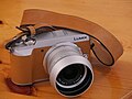 Appareil Panasonic GX-80 au format Micro quatre tiers, équipé d'un 15 mm de conception Leica, équivalant à un 30 mm en 24x36.