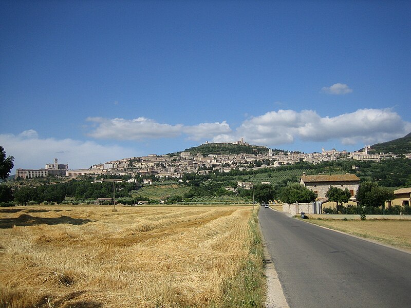 File:Panorama von Assisi.JPG