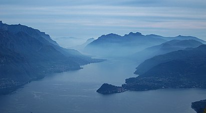 Monte Grona'dan Lierna'daki Bellagio'nun panoramik manzarası