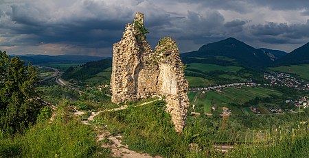 Fail:Part of the ruins of Považský hrad in Považská Bystrica District, Slovakia, 2016 June.jpg