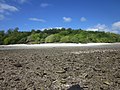 Nukuloa vue depuis Nukula'ela'e à marée basse, où il est possible de traverser et d'aller d'un îlot à l'autre.