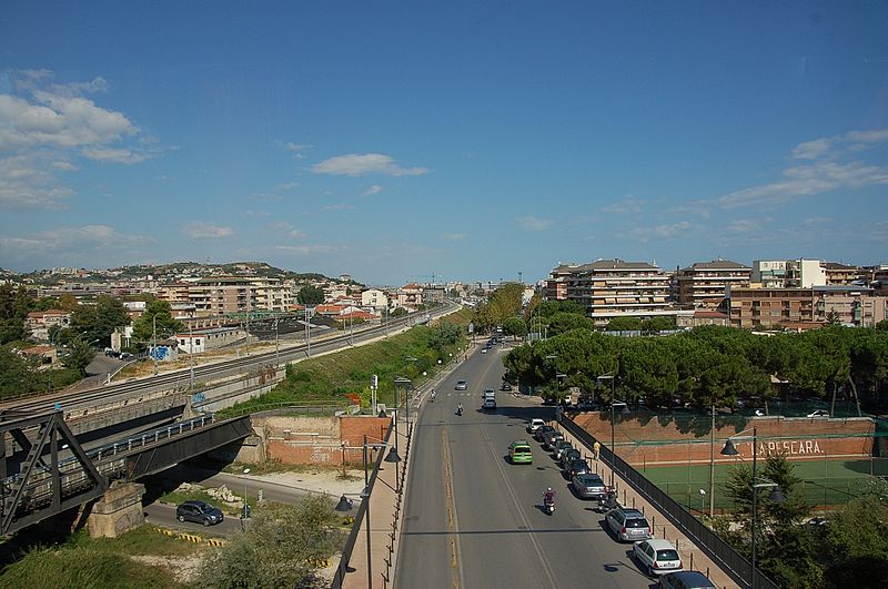 File:Pescara 2010-by-RaBoe-072.jpg