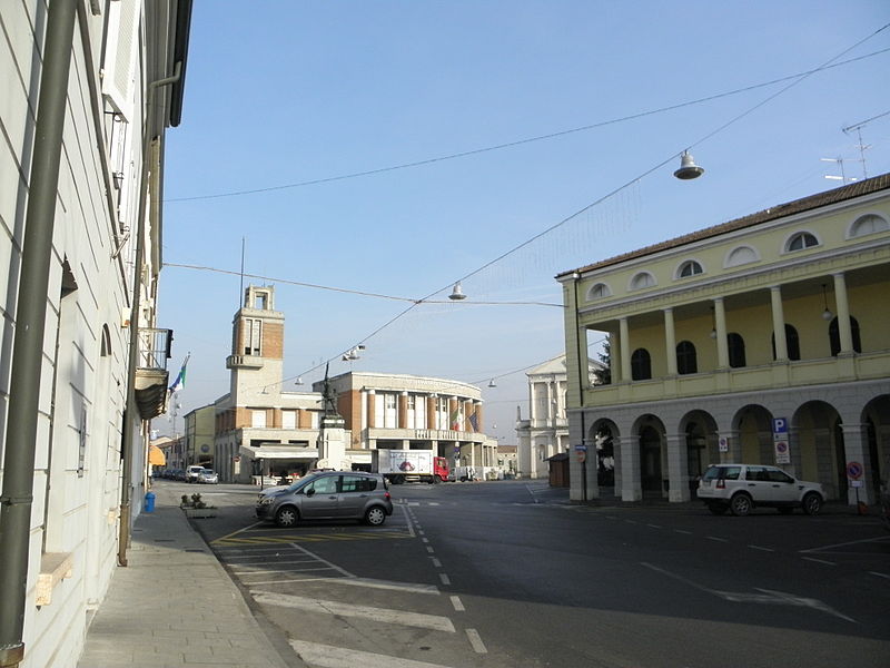 File:Piazza Giacomo Matteotti (Codigoro) 05.JPG