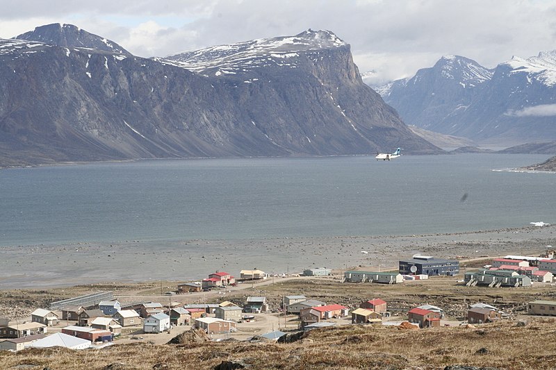 File:Plane buzzes Pangnirtung.jpg