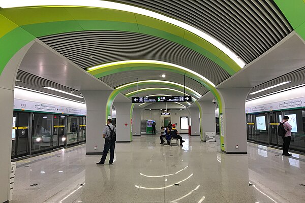 Platform of Line 5 at Huanghelu station