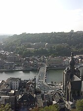 Brug over de Maas gezien vanaf de Citadel, op de voorgrond de collegiale kerk Onze-Lieve-Vrouw van Dinant