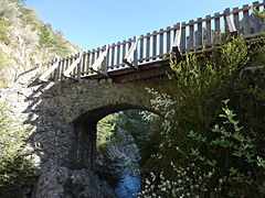 Vieux pont de pierre rénové.