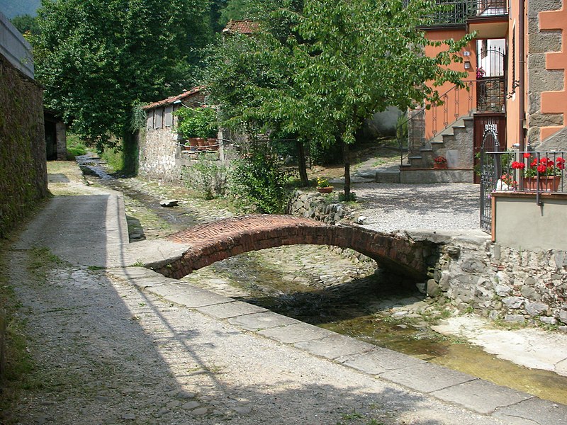 File:Ponte rio Borgo a Mozzano.jpg