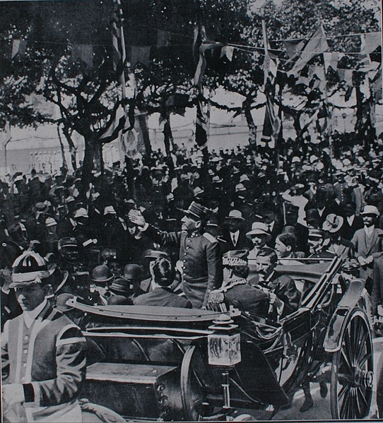 Hermes da Fonseca saluting the audience present at his inauguration. Next to Hermes in the carriage is Venceslau Brás (on the right), Hermes' vice pre