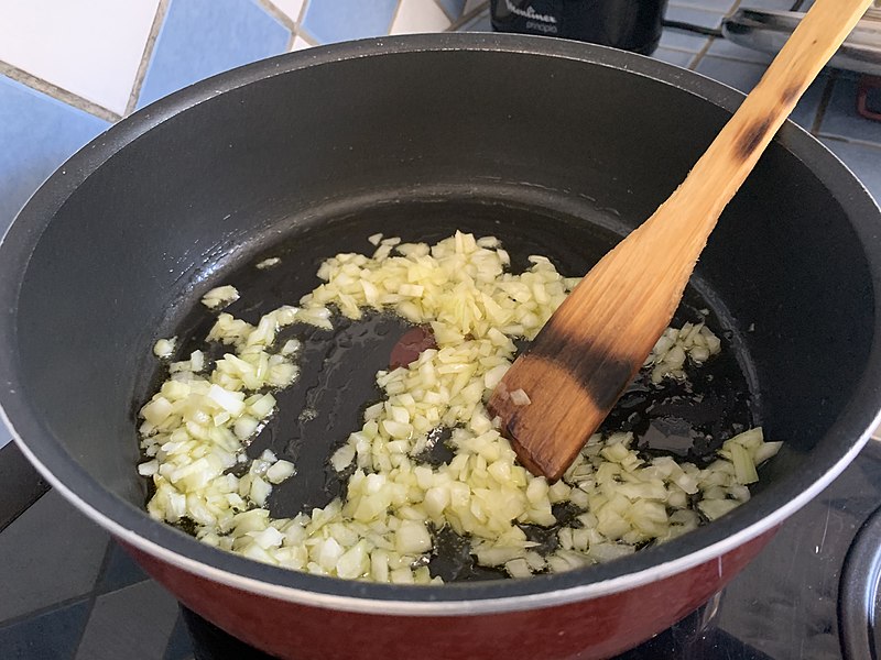 File:Préparation des lasagnes (mars 2020) - (001) faire revenir des oignons.jpg