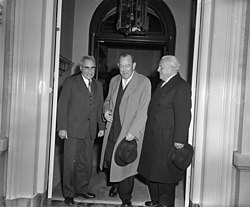 Prime Minister Jan de Quay and County Governor of Akershus Trygve Lie at the Norwegian embassy in The Hague on 18 October 1960. Premier De Quay ontvangt Trygve Lie , vlnr prof De Quay , Trygve Lie en Noo, Bestanddeelnr 911-6817.jpg