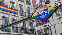 Chueca, Madrid: Metrologo in Regenbogendesign im Lesben- und Schwulenviertel