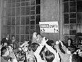 Il tecnico Enrico Garbosi portato in trionfo alla palestra dopo la vittoria del primo scudetto della Pallacanestro Varese (1961)