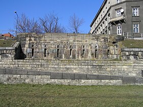 Zachowany przyczółek mostu przed budową kładki ojca Bernatka (2008)