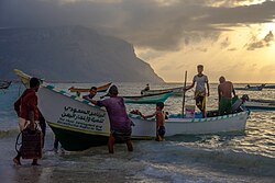 Vissers bij een door Saoedi-Arabië geleverde vissersboot