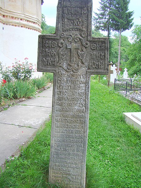 File:RO VL Crucea monument din Ursani (6).jpg