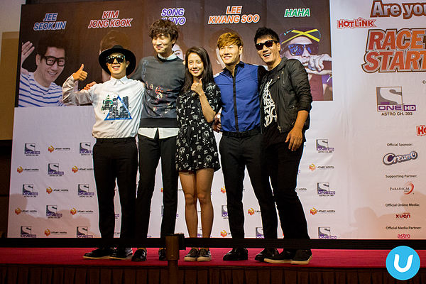 Five of Running Man's permanent cast (Haha, Lee Kwang-soo, Song Ji-Hyo, Kim Jong-kook, and Jee Seok-jin) in Malaysia at a fan meeting