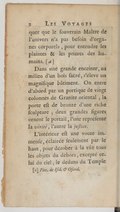 marquer que le souverain Maître de l’univers n’a pas besoin d’organes corporels, pour entendre les plaintes & les prieres des humains.[1] Dans une grande enceinte, au milieu d’un bois sacré, s’éleve un magnifique bâtiment. On entre d’abord par un portique de vingt colonnes de Granite oriental ; la porte est de bronze d’une riche sculpture ; deux grandes figures ornent le portail, l’une représente la vérité, l’autre la justice. L’intérieur est une voute immense, éclairée seulement par le haut, pour dérober à la vûe tous les objets du dehors, excepté celui du ciel ; le dedans du Temple