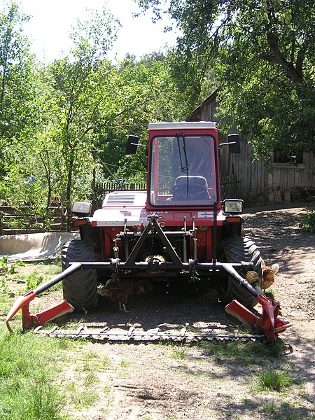 File:Reform Metrac 3003 S mit Doppelmessermähwerk Front.JPG