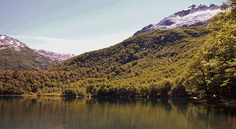 File:Refugio "Los Laguitos", El Bolsón, Argentina.jpg