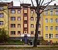 Wohnhaus in geschlossener Bebauung, mit Stützmauer und Treppe als Zugang über die Böschung