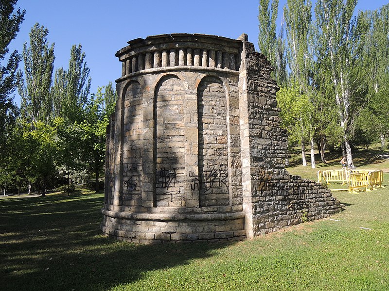 File:Restos de la Iglesia de Santa María de Gavín (8009145738).jpg