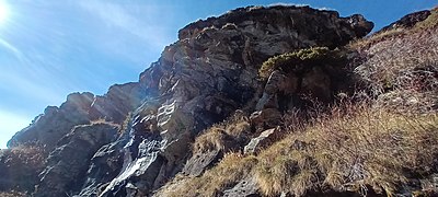 Depuis la piste des Teppes, vue des falaises du crêt Fénère où des plis noirs s'observent, ici en automne avec la neige qui coule le long.