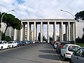 Il colonnato che congiunge i due palazzi. Da qui parte il viale della Civiltà Romana che conduce all'omonimo museo civico