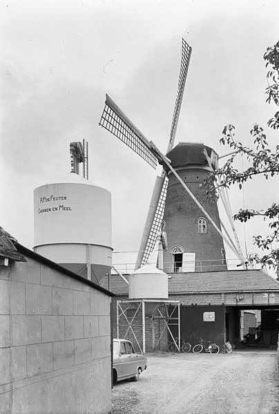 File:Ronde stenen molen met erf, schuur en silo op de voorgrond - Hoek - 20400344 - RCE.jpg