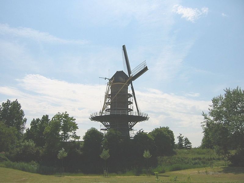 File:Ronde stenen stellingmolen in de steigers van opzij gefotografeerd - AMR Molenfoto - 20539974 - RCE.jpg