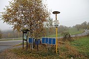 Čeština: Rozcestník "Pod Perlovicemi" (830 m n. m.). Zlatá stezka, kraj Jihočeský. English: Signpost "Pod Perlovicemi" (830 m a.s.l.), South Bohemian Region, Czechia.