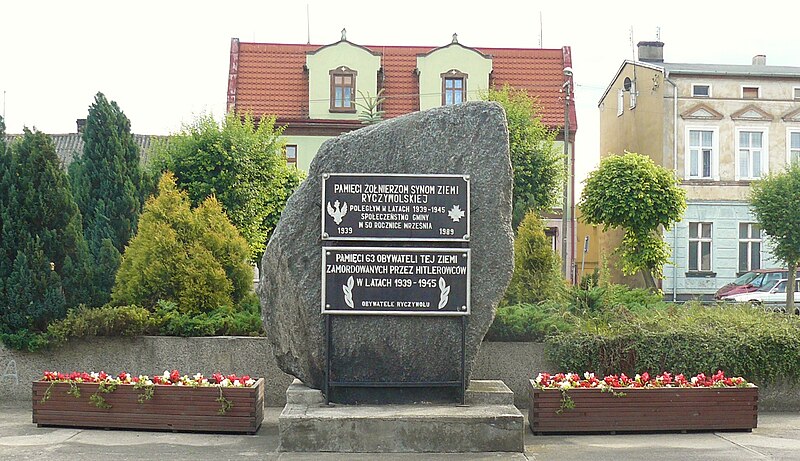 File:Ryczywol Monument.JPG