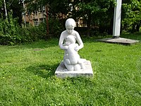 Rzeźba plenerowa "Dziewczynka z misiem".jpg