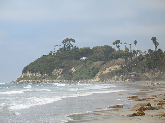 Looking north along Swami's beach in Encinitas, showing part of the Self Realization Fellowship's ashram on the point, including (on the left) the her