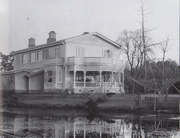 House of Saigō Jūdō, in Kamimeguro, Tokyo. Photograph by Hugues Krafft in 1882.