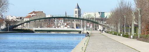Vue du canal Saint-Denis dans la ville de Saint-Denis, avec au fond la basilique.